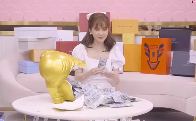 Chỉ gom “tiền lẻ” nuôi heo đất, Ngọc Trinh thu về khoản tiền bằng người khác làm cả đời ảnh 6