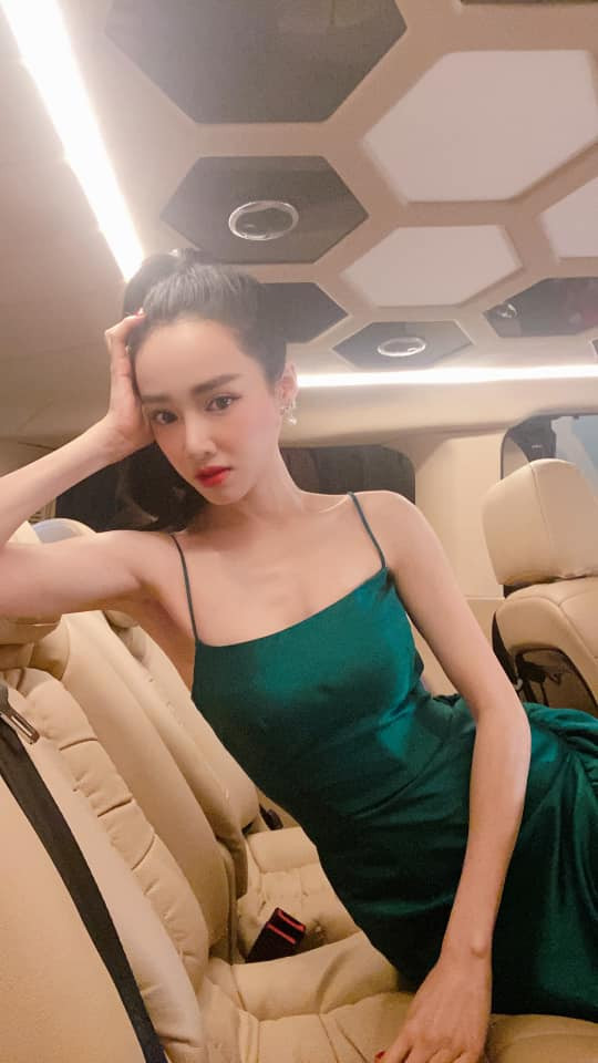 Nhã Phương quay video tạo dáng đủ kiểu nhưng dân tình chỉ chú ý đến bộ phận này của cô ảnh 10