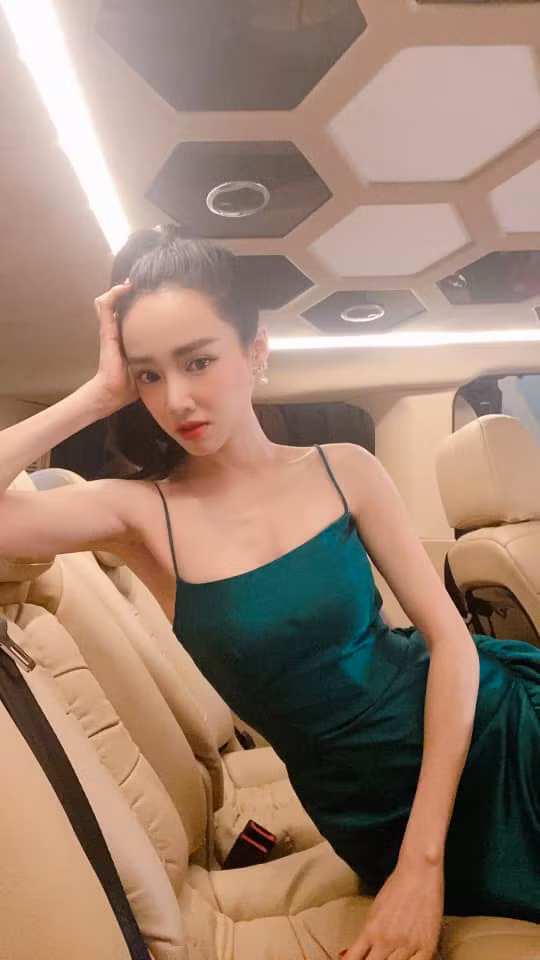 Nhã Phương quay video tạo dáng đủ kiểu nhưng dân tình chỉ chú ý đến bộ phận này của cô ảnh 10