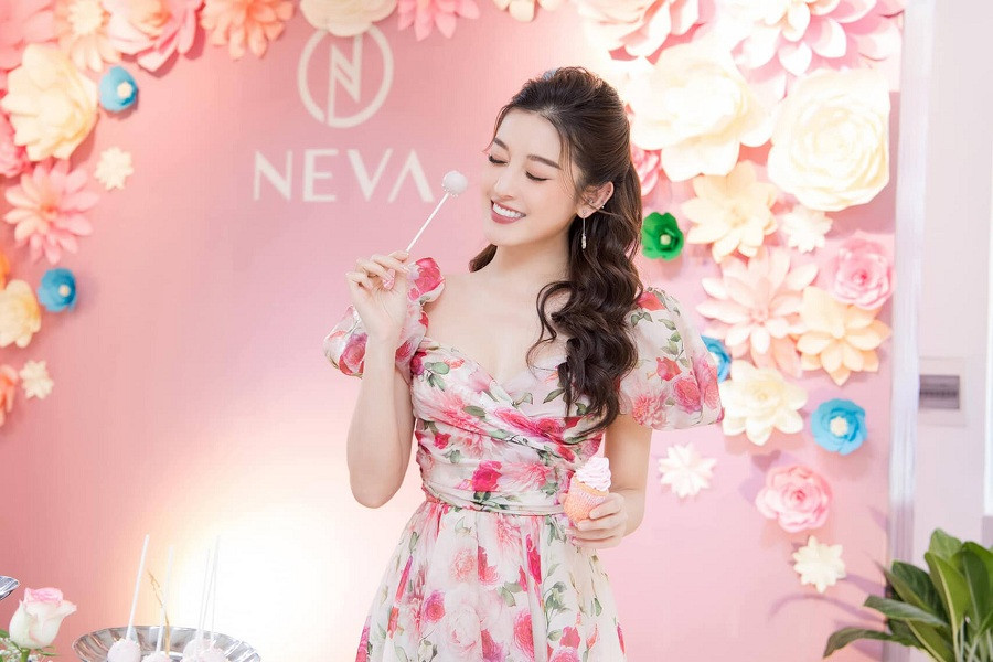 Được bốn mỹ nhân Việt “đụng hàng”, chiếc váy hoa này có gì đặc biệt đến thế? ảnh 6