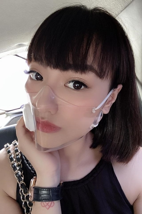 Học ngay sao Việt các tuyệt chiêu phối đồ để đeo khẩu trang mà vẫn sành điệu ảnh 7