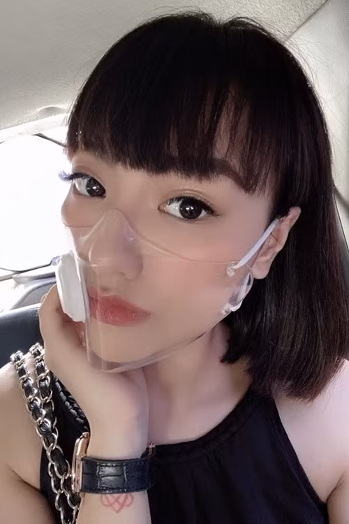 Học ngay sao Việt các tuyệt chiêu phối đồ để đeo khẩu trang mà vẫn sành điệu ảnh 7