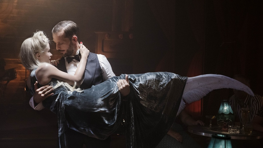 Nàng tiên cá ở Paris, đắm say với chuyện tình ảo mộng nếu lỡ yêu là mất mạng ảnh 3