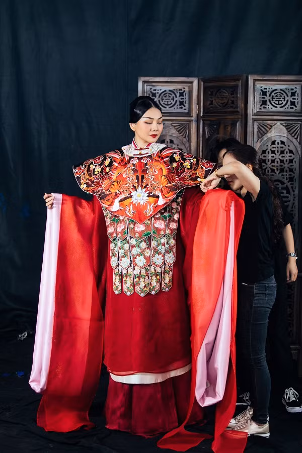 Những con số gây “choáng” về bộ phượng bào mà Thanh Hằng mặc trong phim mới ảnh 9