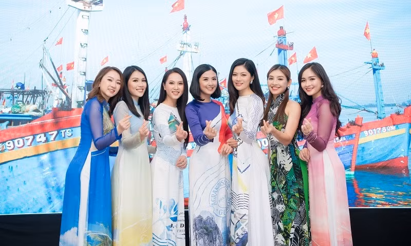 Dàn người đẹp mặc áo dài do Ngọc Hân thiết kế để ủng hộ giải “Tiền Phong Marathon“ ảnh 3