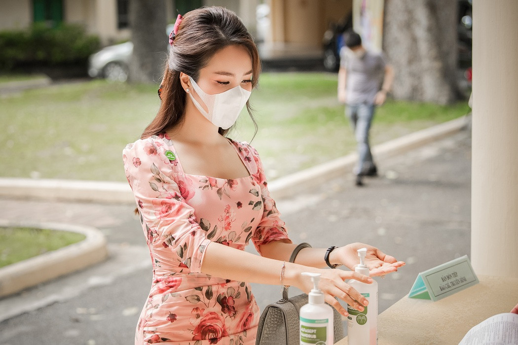 Á hậu Thụy Vân không quên đeo khẩu trang khi làm đại sứ phòng bệnh lao ảnh 1