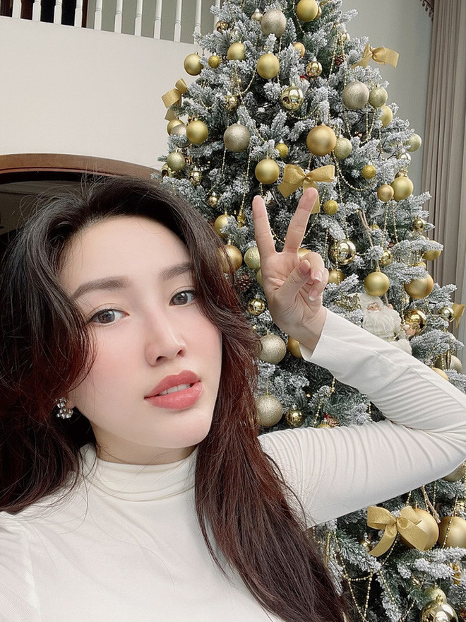 Choáng ngợp nhìn sao Việt trang trí nhà cửa mùa Noel: Sang xịn như khách sạn 5 sao ảnh 3