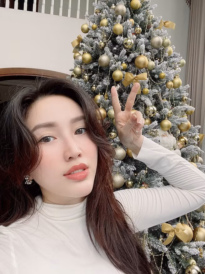 Choáng ngợp nhìn sao Việt trang trí nhà cửa mùa Noel: Sang xịn như khách sạn 5 sao ảnh 3