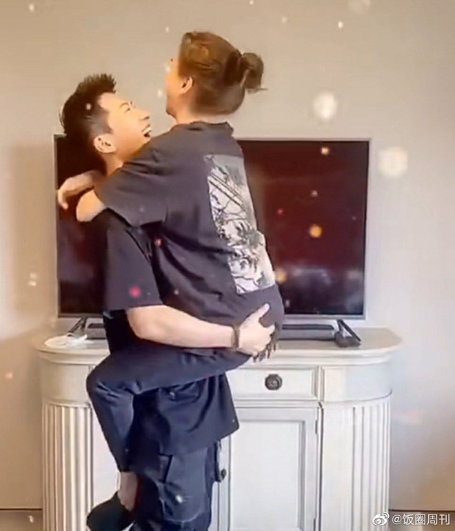 Hà Siêu Liên, tiểu thư xinh đẹp nhất nhà “vua sòng bạc” khoe video tình cảm bên bạn trai ảnh 3