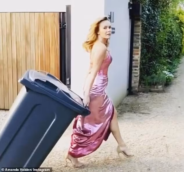Hết biến gối thành váy, sao Việt lại đua nhau diện thật đẹp để đi... đổ rác ảnh 2