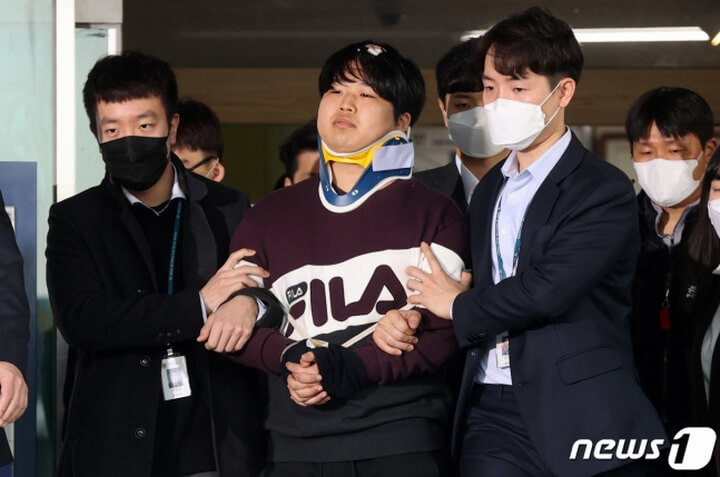 Vì hai từ trong bài hát, nam ca sĩ này bị nghi dính dáng “Phòng chat thứ N” ảnh 1