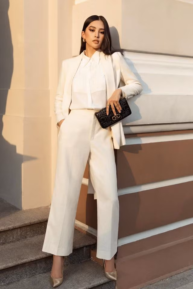 Đỗ Mỹ Linh, Tiểu Vy, Châu Bùi, Tú Hảo đua nhau khoe dáng với “It Bag” ảnh 1