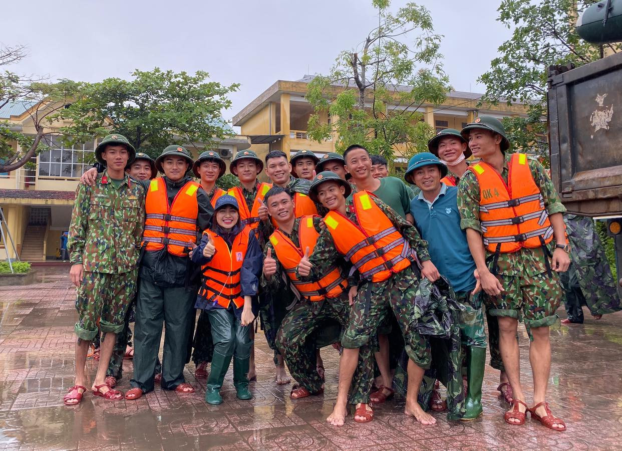 Vì đâu Hòa Minzy làm từ thiện theo cách khác biệt: Bỏ tiền túi mua đồ cứu trợ? ảnh 5