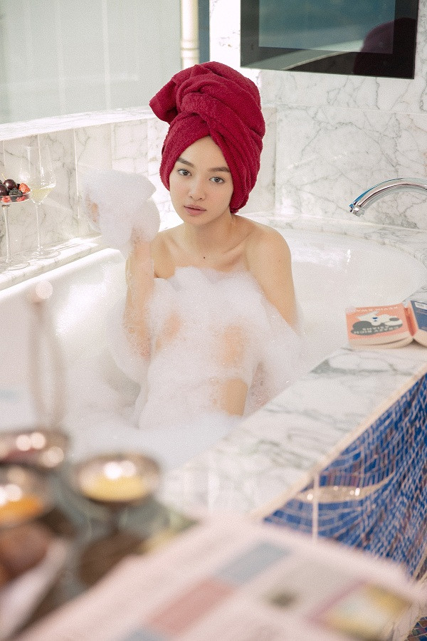 Kaity Nguyễn tắm bán nude, không “lộ hàng” mà vẫn nóng bỏng ảnh 4