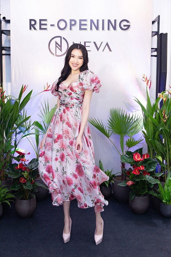 Được bốn mỹ nhân Việt “đụng hàng”, chiếc váy hoa này có gì đặc biệt đến thế? ảnh 8