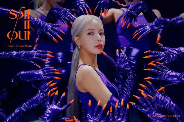 Hết cạo trọc đầu lại mặc váy nhựa trong suốt, Solar (Mamamoo) khiến khán giả ngán ngẩm ảnh 1