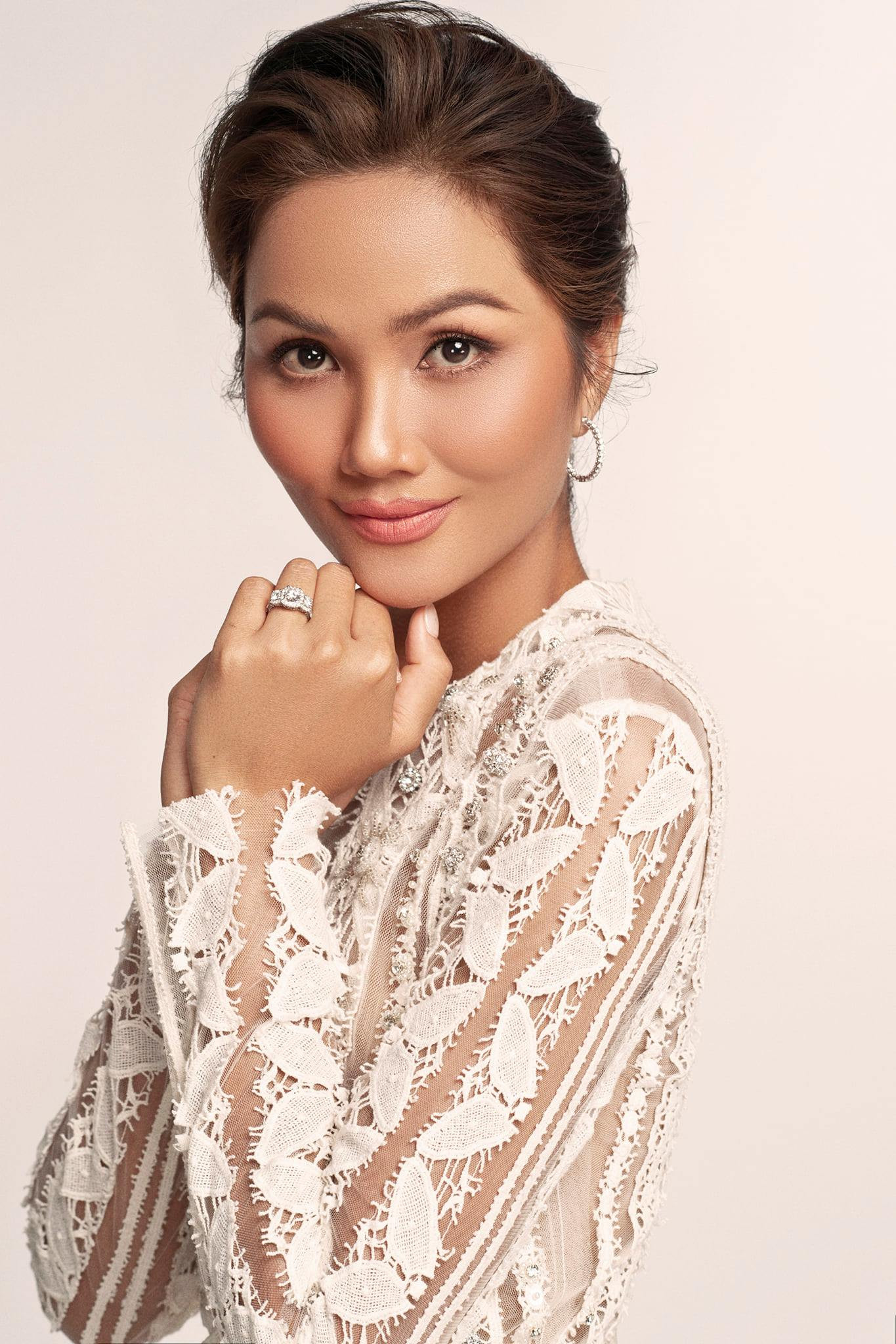 Nhói lòng trước phản ứng của H'Hen Niê khi bị chê keo kiệt với đồng bào miền Trung ảnh 5