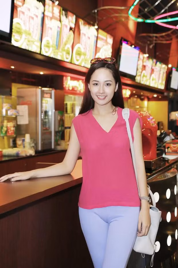 Sau nhiều lần bị nhắc “hớ hênh”, Mai Phương Thúy vẫn không "chia tay" kiểu quần nhạy cảm ảnh 5