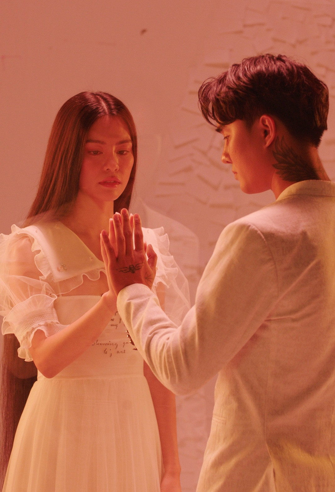 Phim “Tiệc trăng máu” tung MV nhạc phim cũng phơi bày những giả dối sau chiếc điện thoại ảnh 6