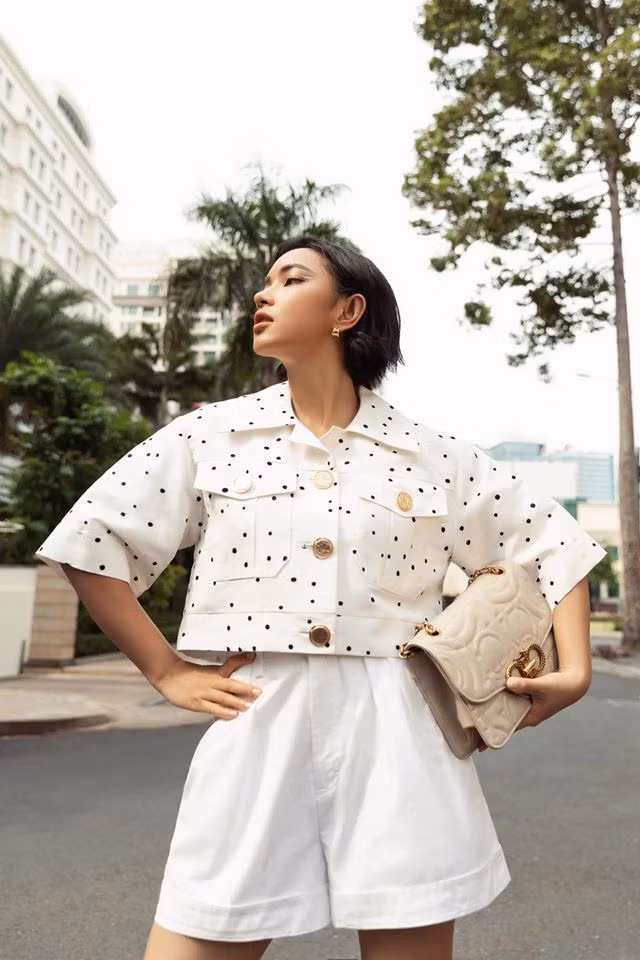 Đỗ Mỹ Linh, Tiểu Vy, Châu Bùi, Tú Hảo đua nhau khoe dáng với “It Bag” ảnh 6