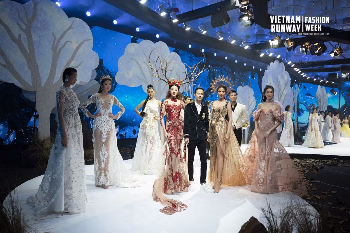 Hậu ly hôn, Lệ Quyên cổ vũ nhiệt tình cho “người tình điện ảnh” trong show thời trang ảnh 13