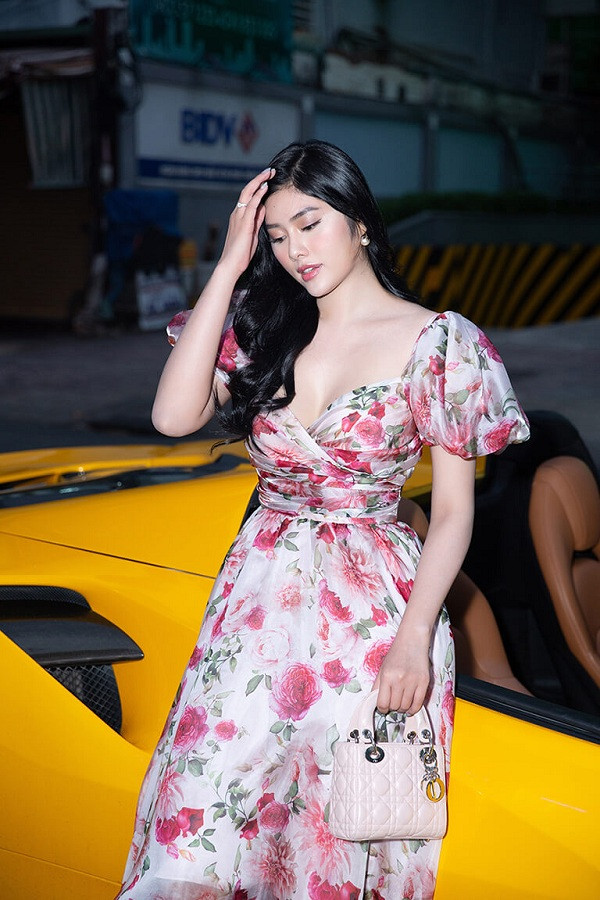 Được bốn mỹ nhân Việt “đụng hàng”, chiếc váy hoa này có gì đặc biệt đến thế? ảnh 7