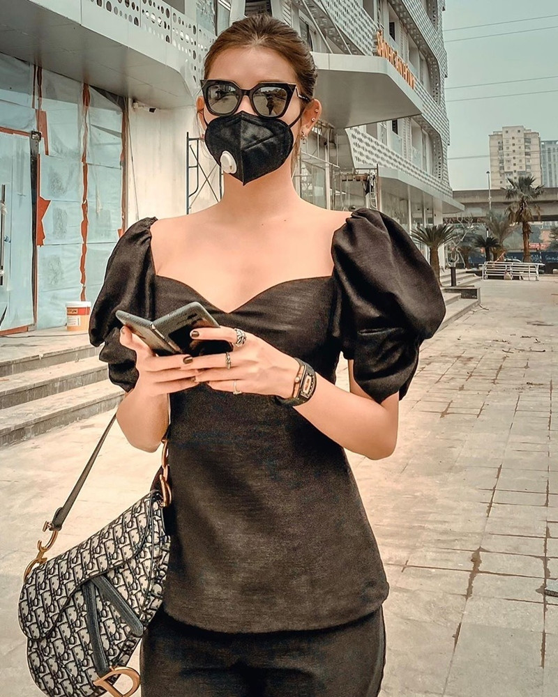 Học ngay sao Việt các tuyệt chiêu phối đồ để đeo khẩu trang mà vẫn sành điệu ảnh 11