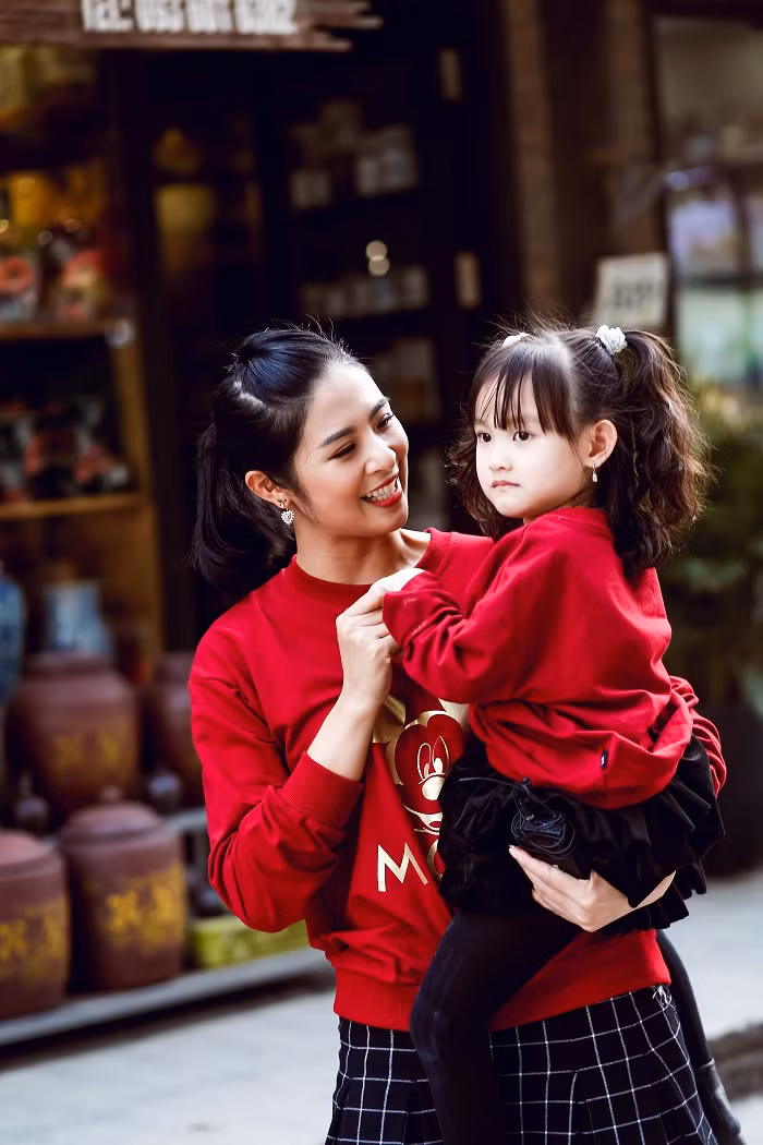 Chưa kết hôn sinh con nhưng Hoa hậu Ngọc Hân lại có một cô con gái dễ thương hết biết ảnh 9