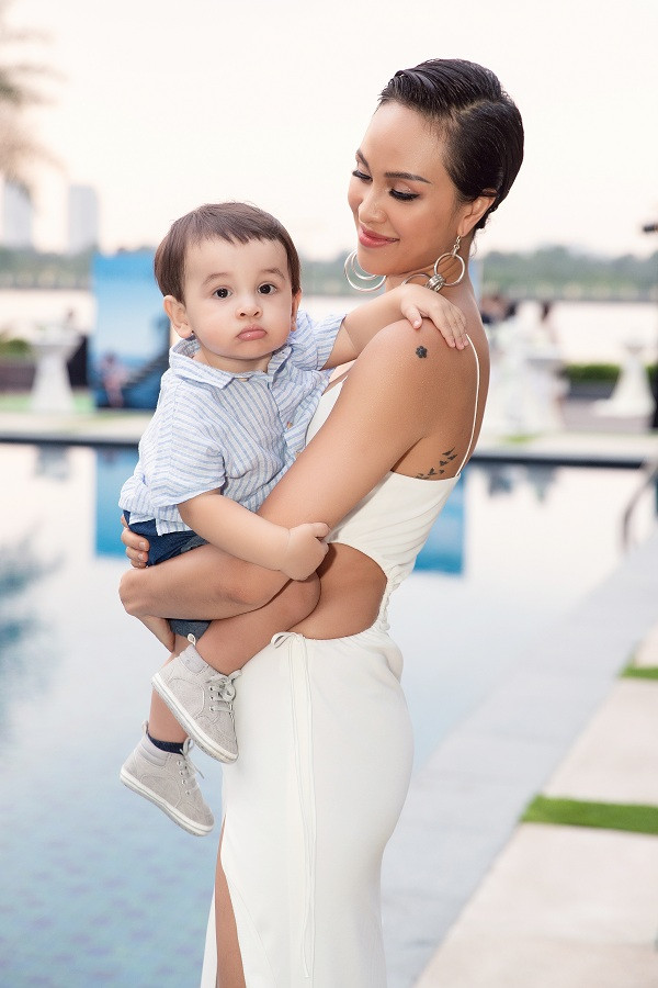 Siêu mẫu Phương Mai gặp sự cố khó lường khi lần đầu đưa con trai đi làm cùng mẹ ảnh 10