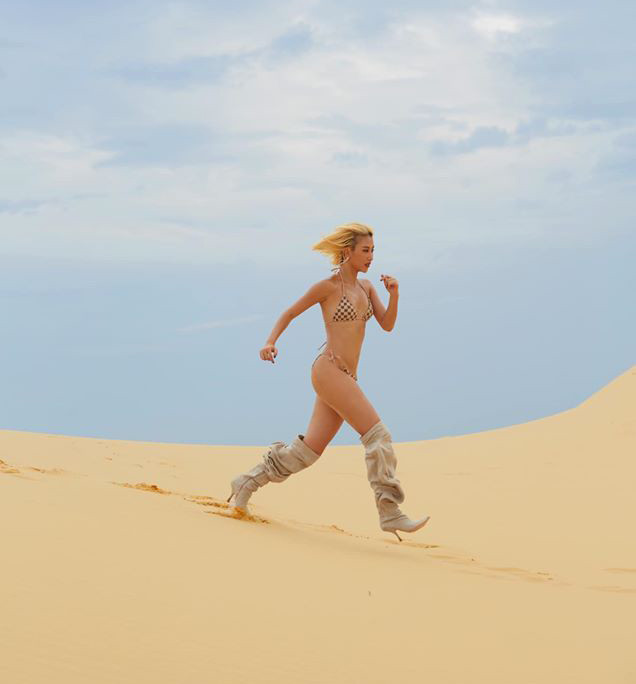 Phát ngốt khi nhìn Quỳnh Anh Shyn phá cách diện bikini cùng boot cao sát gối ảnh 3