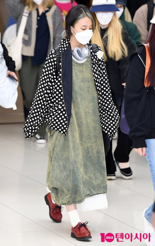 Diện đồ phá cách đến khó hiểu, Chaeyoung (TWICE) bị gọi là “kẻ khủng bố thời trang” ảnh 2