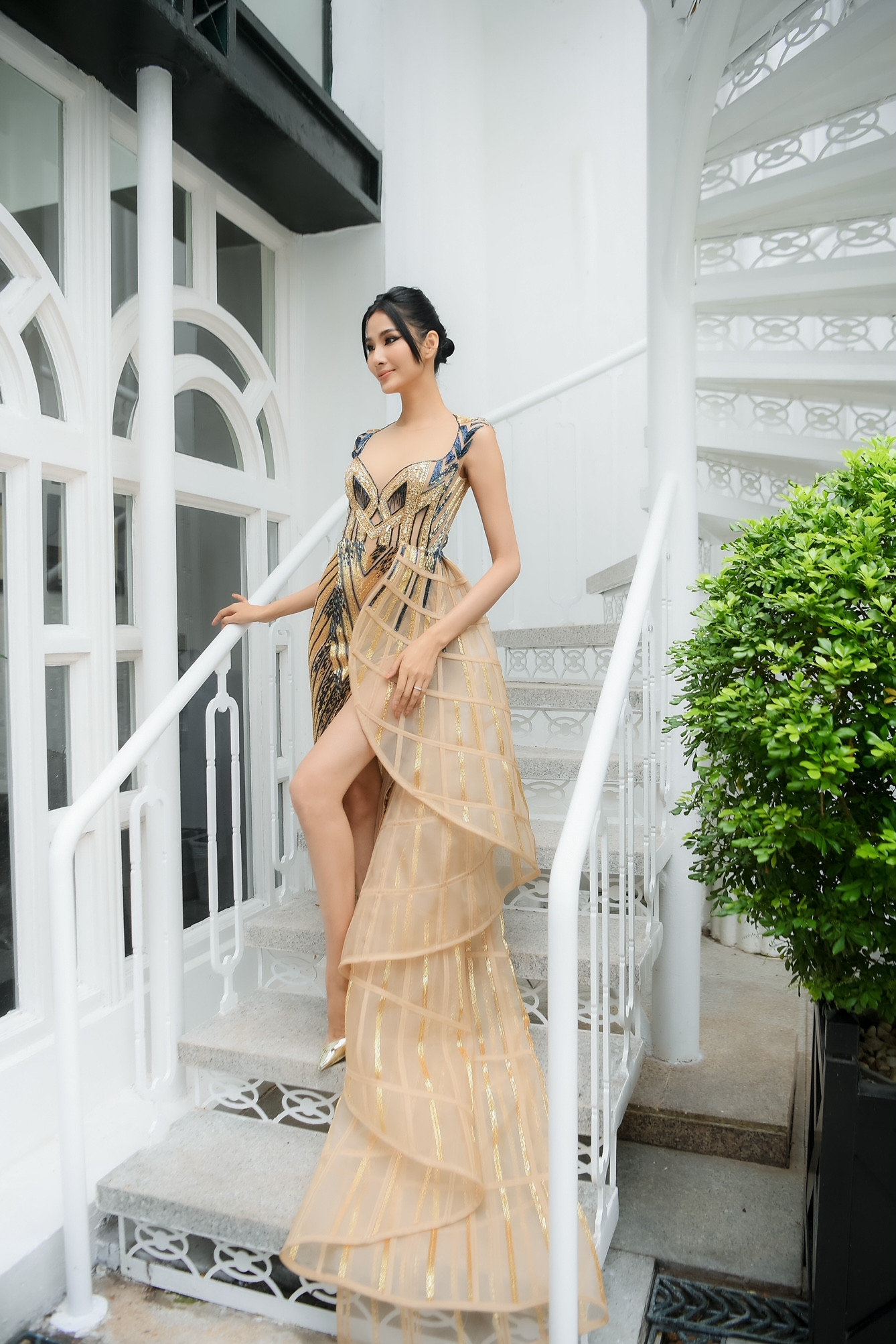 Chiếc váy này có gì đặc biệt mà ba mỹ nhân Lan Khuê, Hoàng Thùy, Thanh Khoa đua nhau mặc? ảnh 11