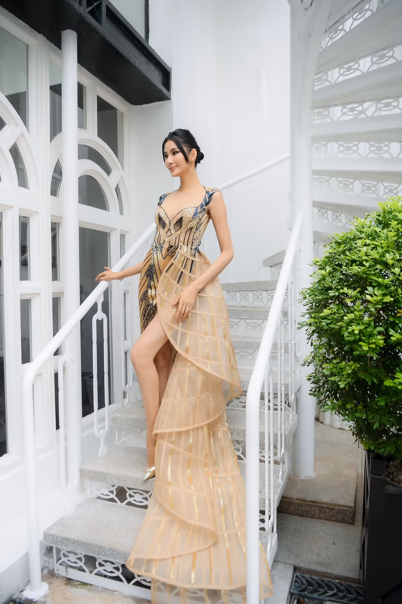 Chiếc váy này có gì đặc biệt mà ba mỹ nhân Lan Khuê, Hoàng Thùy, Thanh Khoa đua nhau mặc? ảnh 11