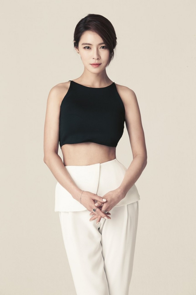 Mặc bikini đi biển giữa thời điểm Covid-19 bùng phát, mỹ nhân này bị chỉ trích ảnh 3