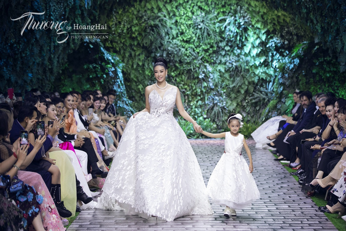 Lần đầu tái xuất sàn diễn sau khi sinh con, Lan Khuê lộng lẫy như nữ thần ảnh 9