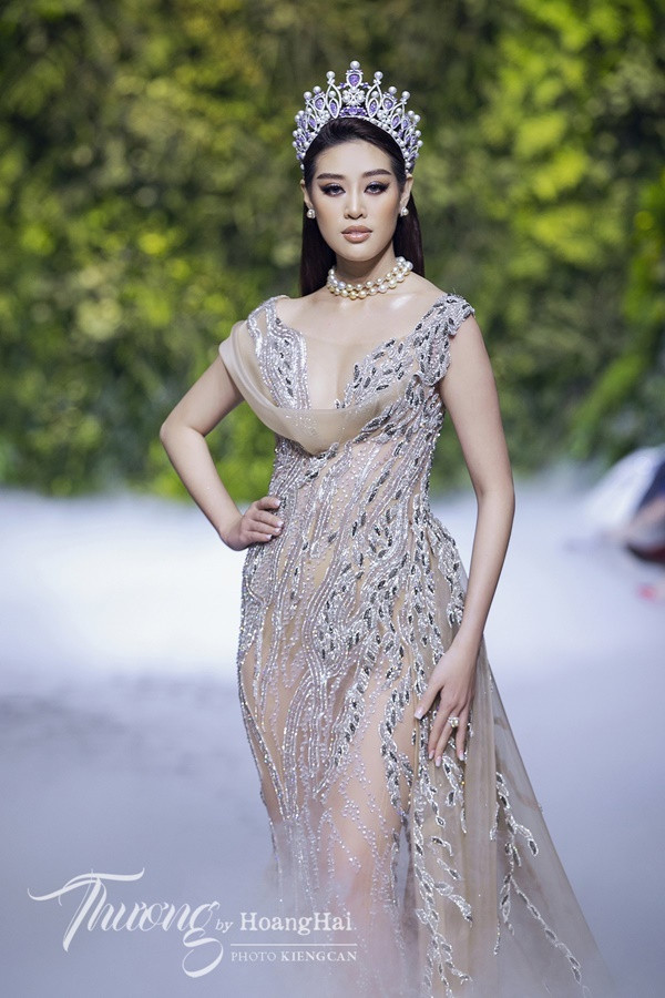 Lần đầu tái xuất sàn diễn sau khi sinh con, Lan Khuê lộng lẫy như nữ thần ảnh 6