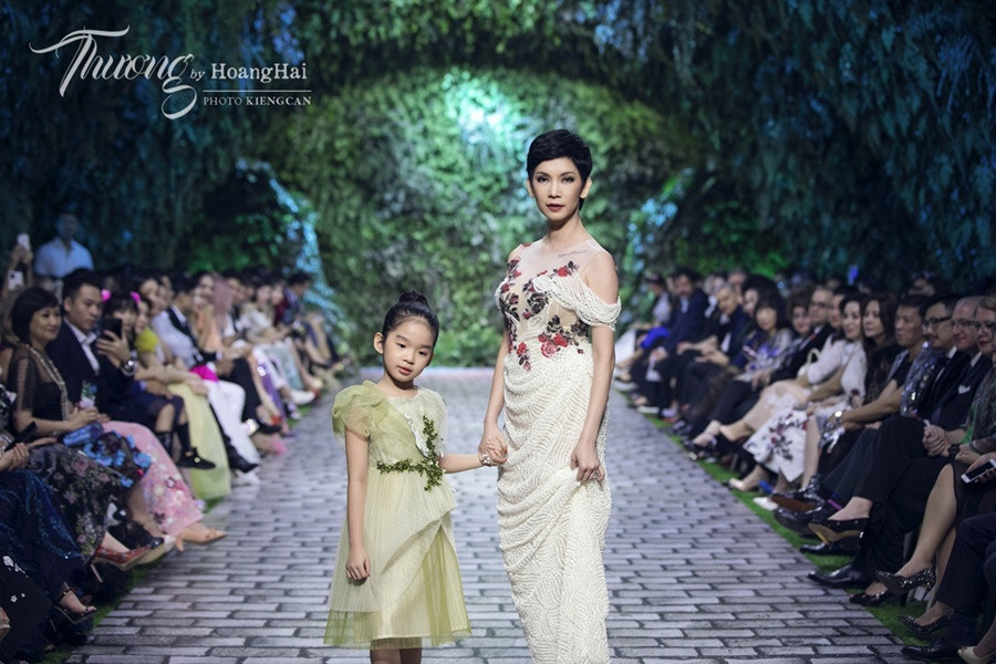 Lần đầu tái xuất sàn diễn sau khi sinh con, Lan Khuê lộng lẫy như nữ thần ảnh 10