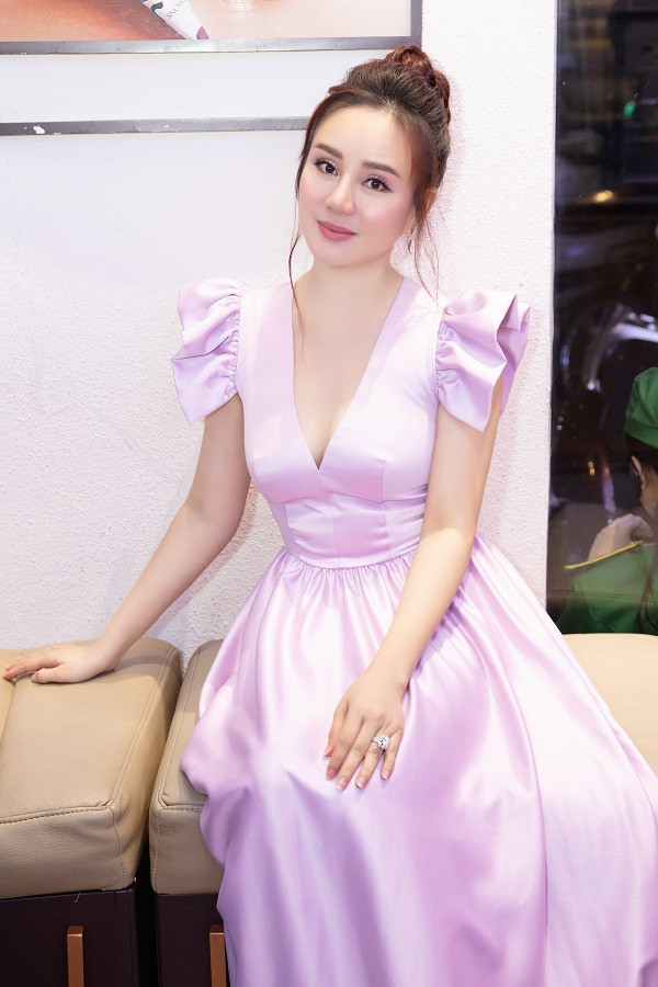 Đã làm mẹ hai con nhưng Vy Oanh vẫn trẻ đẹp xuân sắc như thời con gái ảnh 5