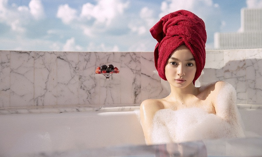 Kaity Nguyễn tắm bán nude, không “lộ hàng” mà vẫn nóng bỏng ảnh 5