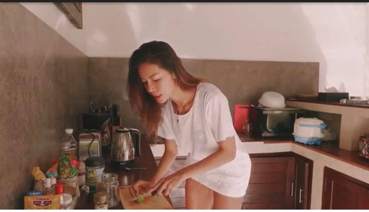 Hơn một tháng mắc kẹt tại Bali, Minh Tú “ban ngày cố vui vẻ, tối khóc một mình” ảnh 4