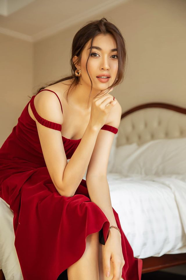 Lương Thuỳ Linh tự tin để mặt mộc, Hoàng Thuỳ khoe vòng 1 sexy với váy cúp ngực ảnh 11