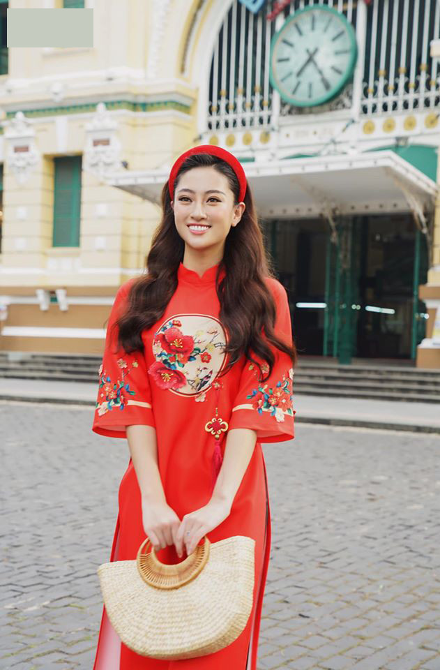 Hà Kiều Anh mặc sơ-mi giấu quần khoe dáng gợi cảm ngày đầu năm mới ảnh 8