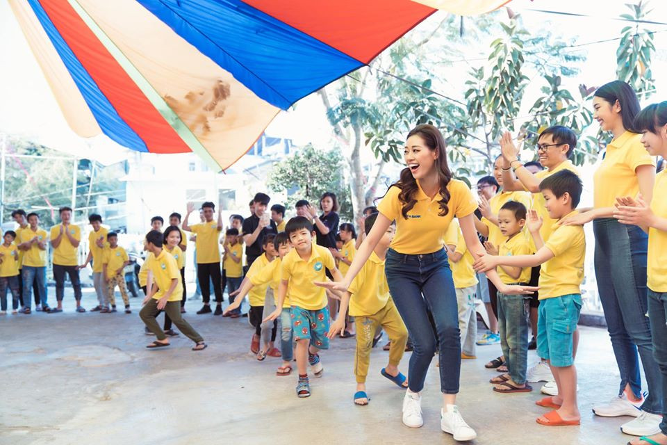 Lương Thuỳ Linh tự tin để mặt mộc, Hoàng Thuỳ khoe vòng 1 sexy với váy cúp ngực ảnh 6