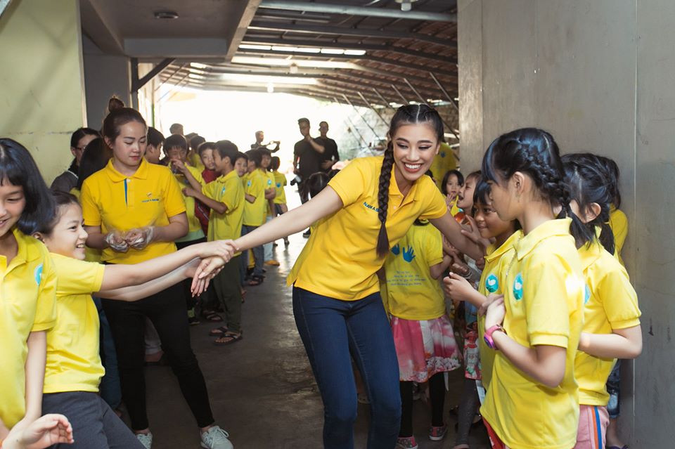 Lương Thuỳ Linh tự tin để mặt mộc, Hoàng Thuỳ khoe vòng 1 sexy với váy cúp ngực ảnh 9