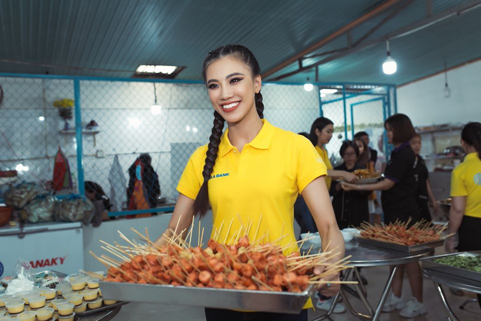 Lương Thuỳ Linh tự tin để mặt mộc, Hoàng Thuỳ khoe vòng 1 sexy với váy cúp ngực ảnh 8