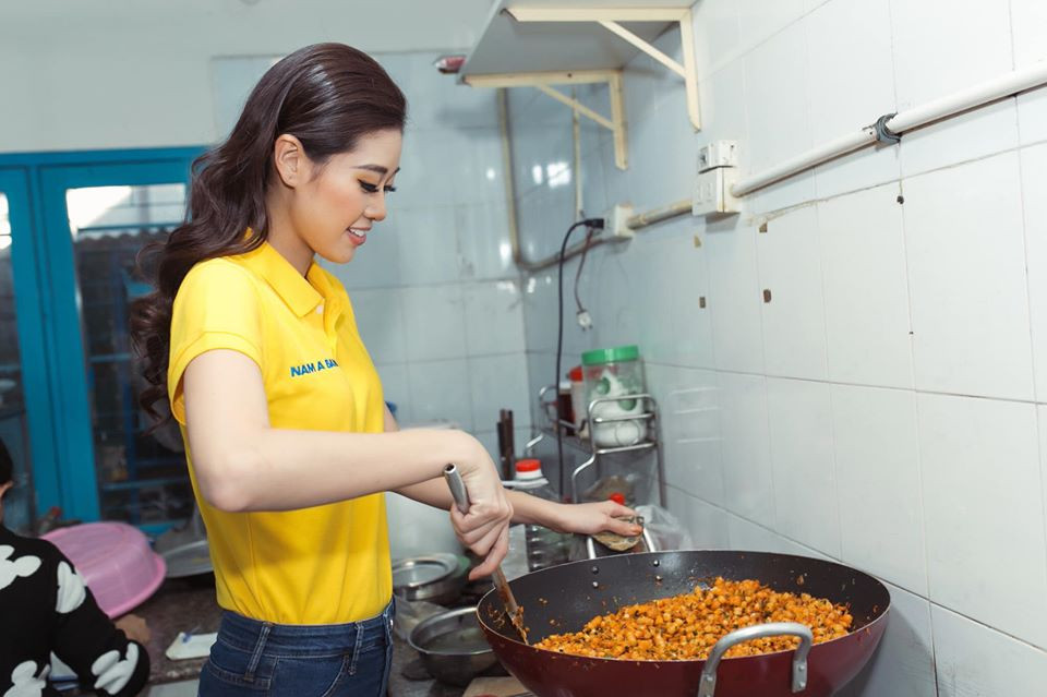 Lương Thuỳ Linh tự tin để mặt mộc, Hoàng Thuỳ khoe vòng 1 sexy với váy cúp ngực ảnh 7