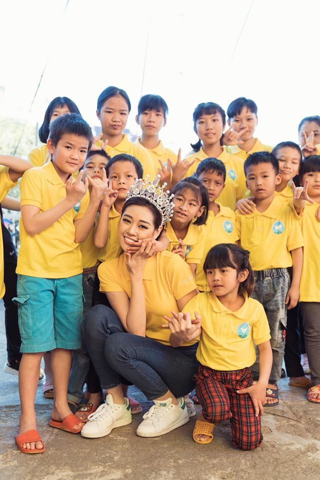 Lương Thuỳ Linh tự tin để mặt mộc, Hoàng Thuỳ khoe vòng 1 sexy với váy cúp ngực ảnh 5