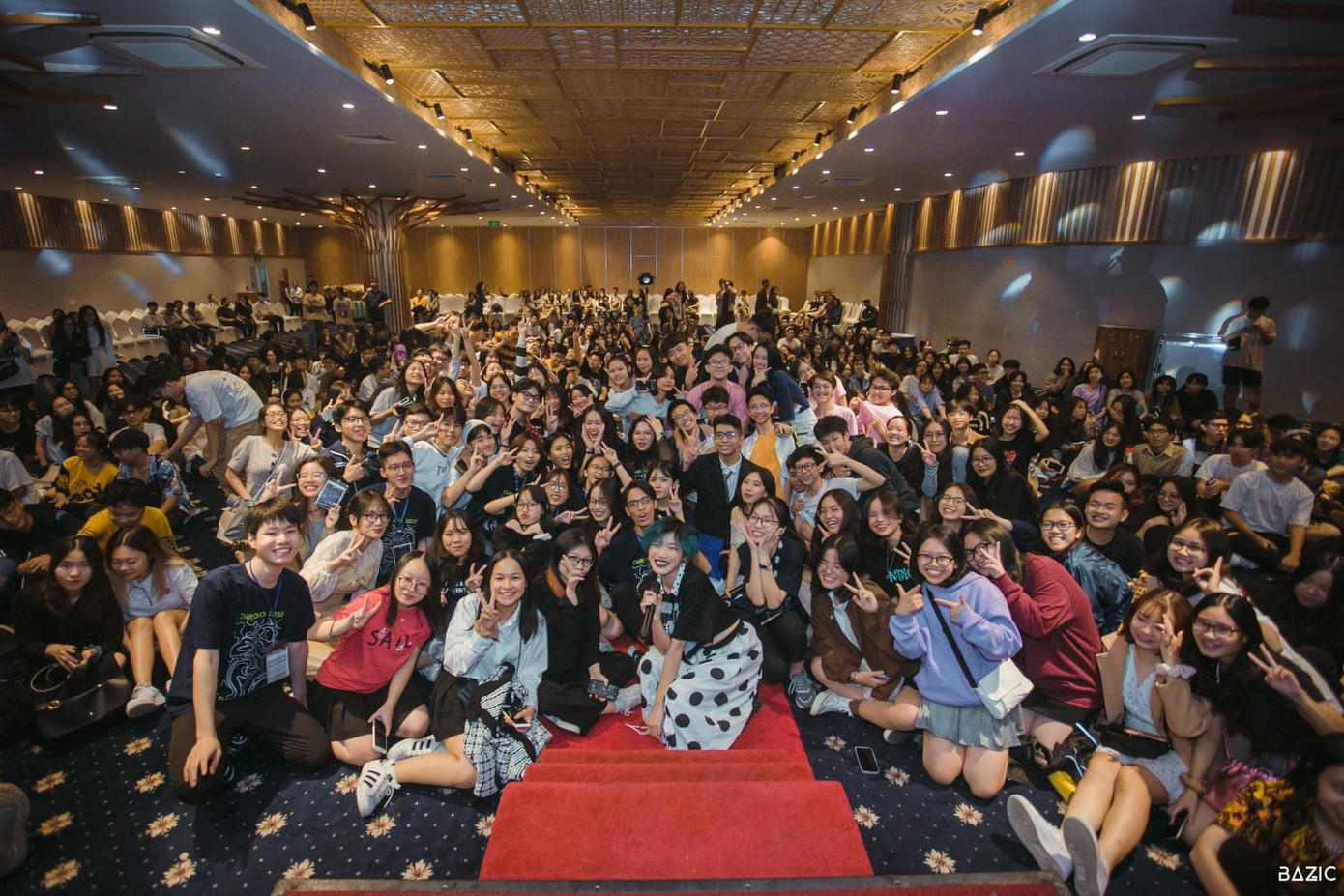 Học sinh chuyên ngữ Hà Nội ủng hộ miền Trung ảnh 2