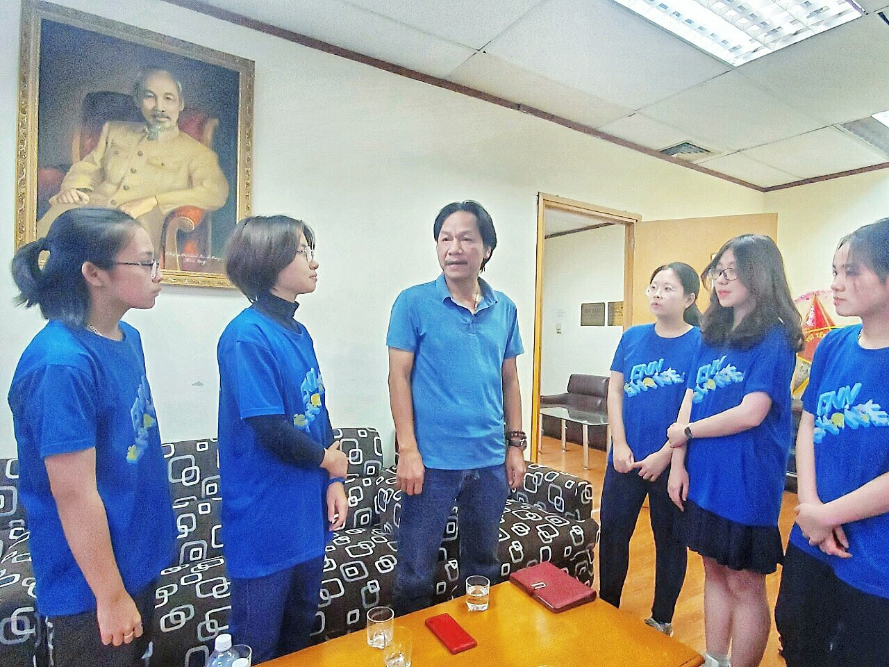 Học sinh chuyên ngữ Hà Nội ủng hộ miền Trung ảnh 1