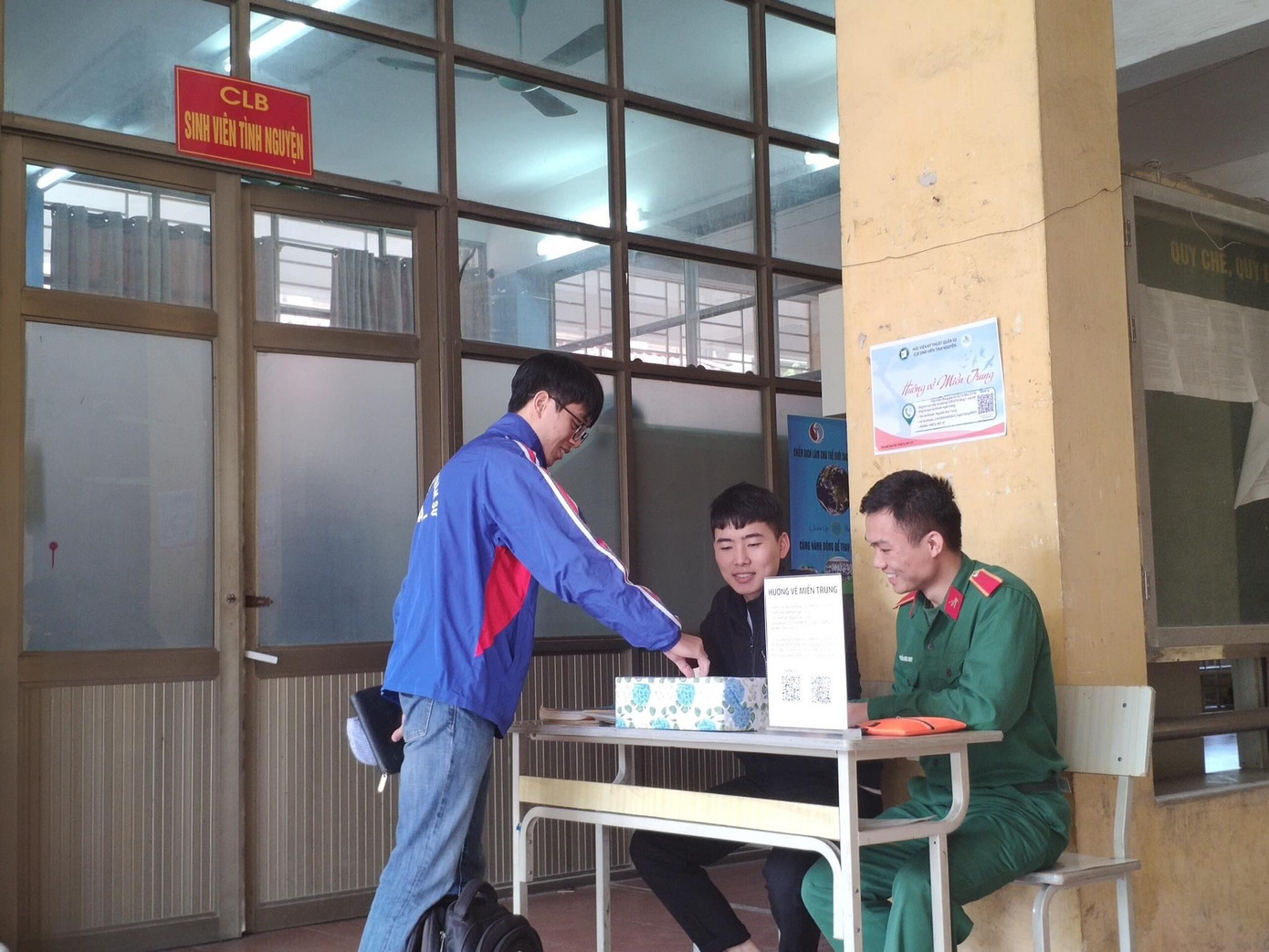 Sinh viên trường quân sự đến Tiền Phong chia sẻ với miền Trung ảnh 2